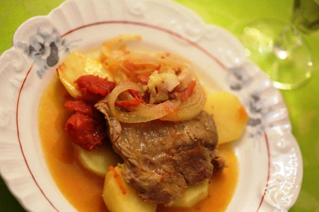 Bifes de cebolada, porque temos tomate todo o ano