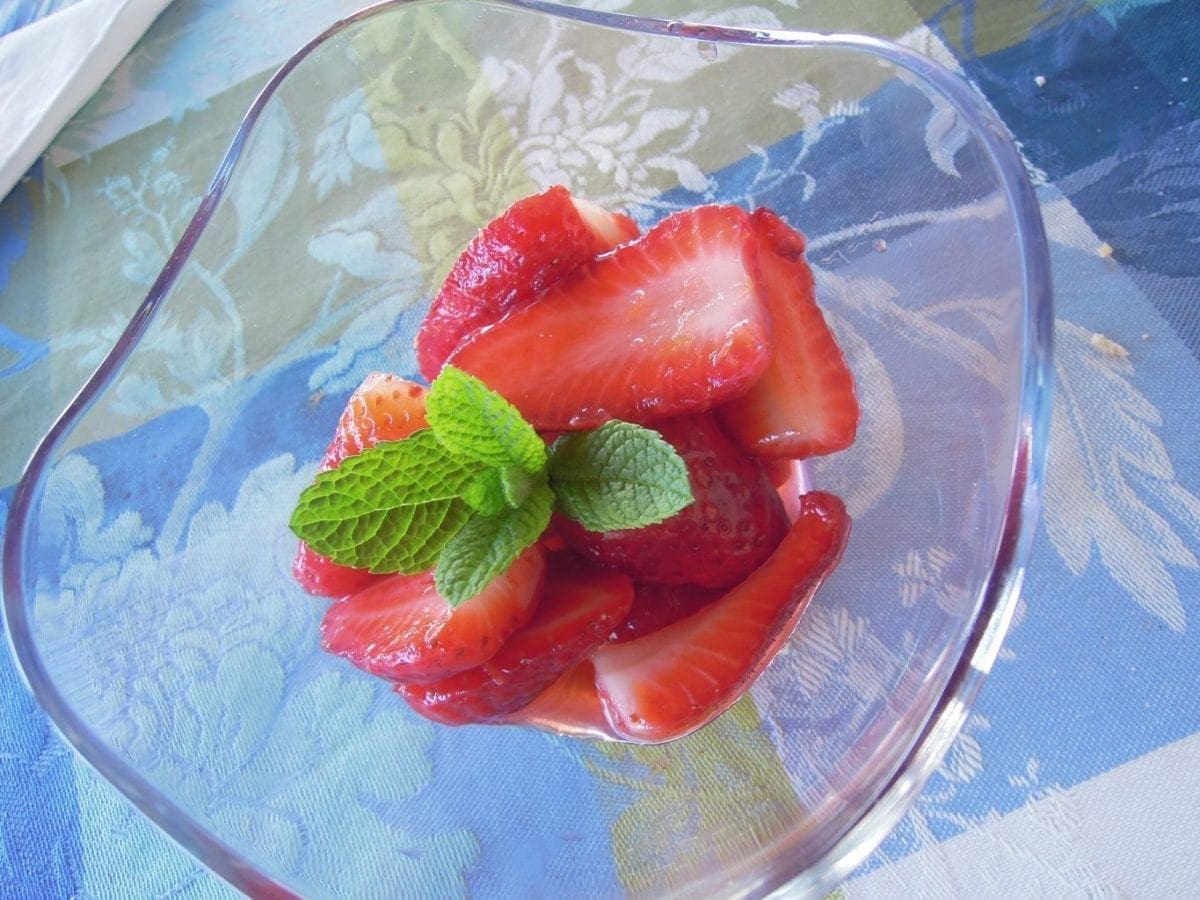 Morangos com hortelã, simples e delicioso