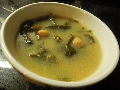 Uma Sopa Light de Grão com Espinafres
