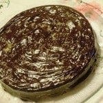 Bolo de castanhas com cobertura de chocolate