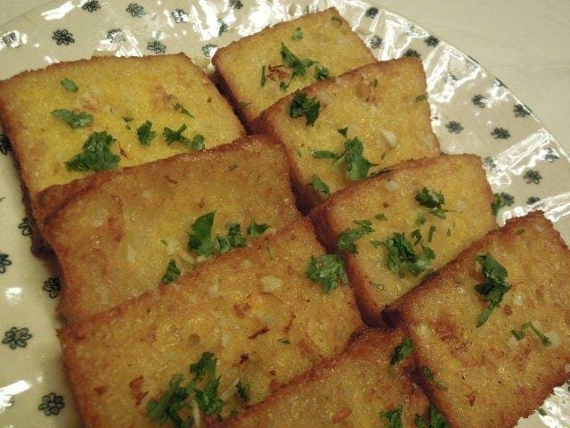 Torradinhas de Pão Frito com Coentros e Alho