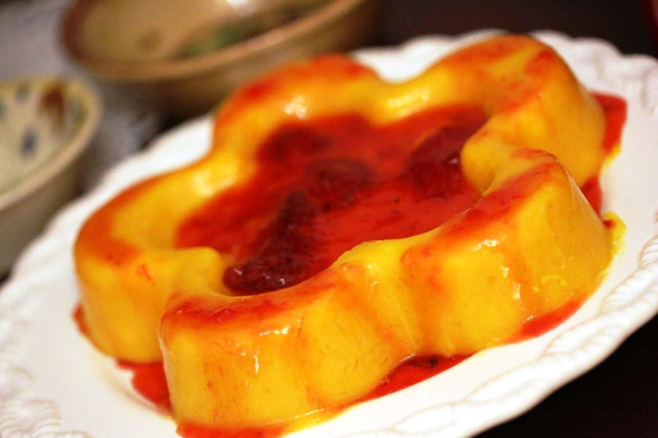 Pudim frio de manga com molho de morango - Grafe e Faca.
