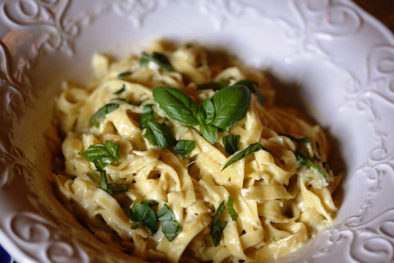 Tagliatelle com gengibre e manjericão