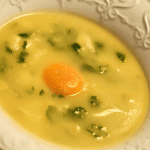Sopa de batata com alho e coentros