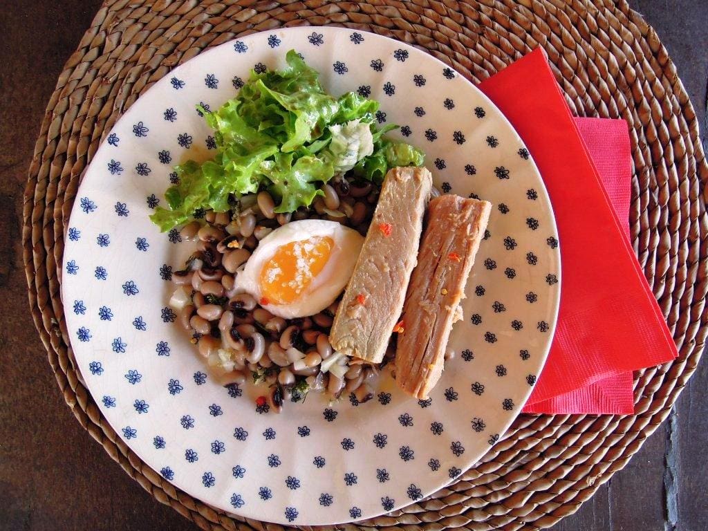 Atum com feijão frade, um petisco de verão