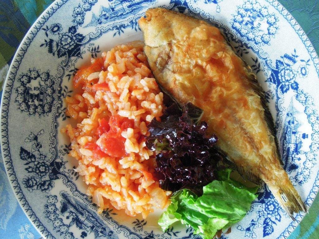 Azevias fritas com arroz de tomate