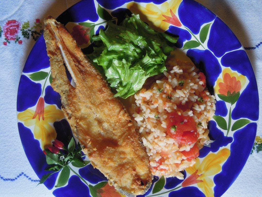 Peixe galo frito, com arroz de tomate e lima