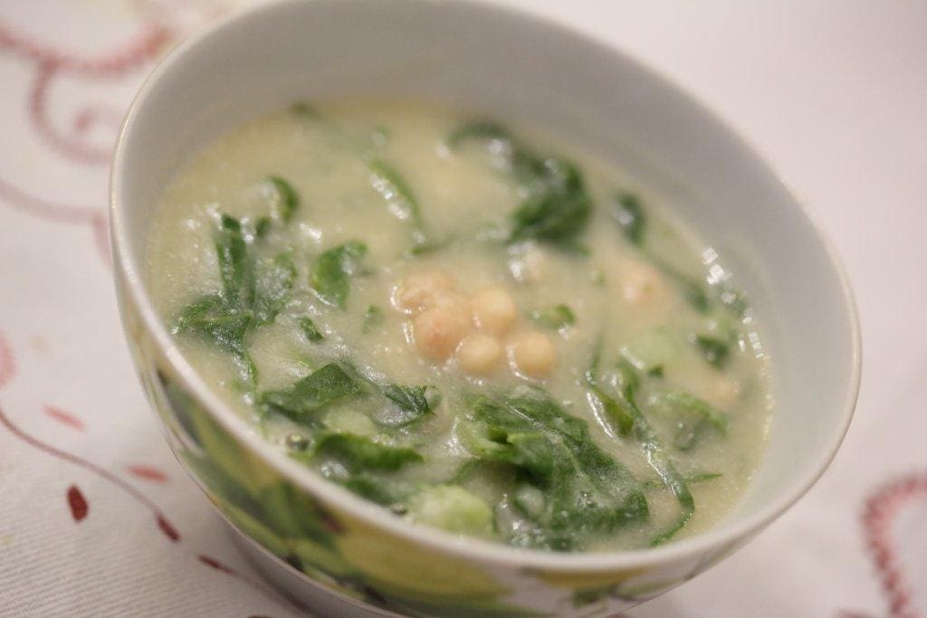 Sopa "passada" de couve com feijão