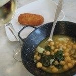 Sopa de grão com bacalhau e espinafres