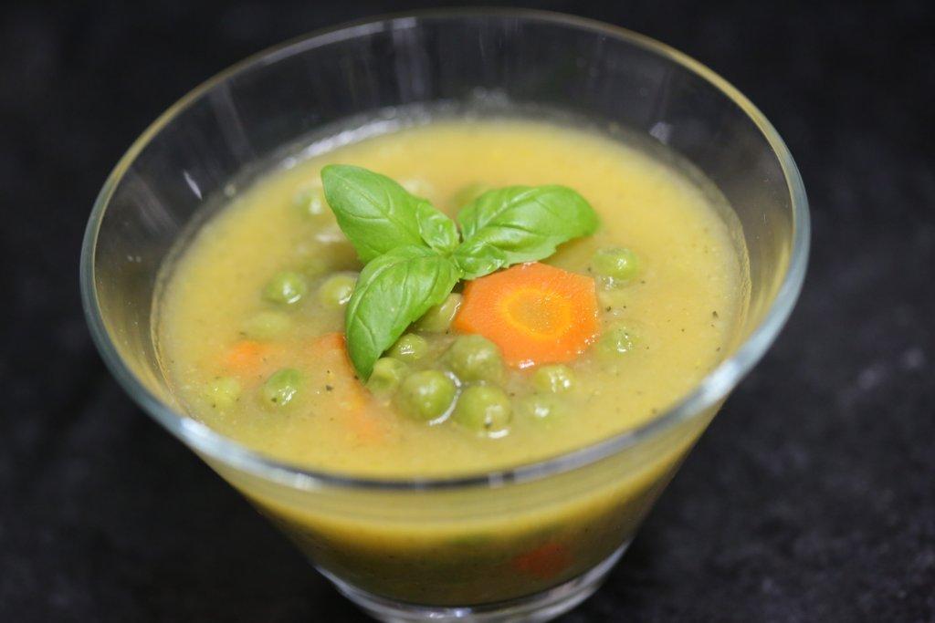 Creme de legumes com ervilhas e manjericão