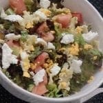 Salada mista com ovo e requeijão