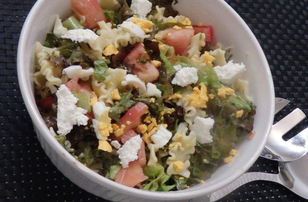 Salada mista com ovo e requeijão