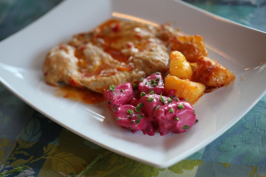 Salada Fria de Batatas com Molho de Beterraba