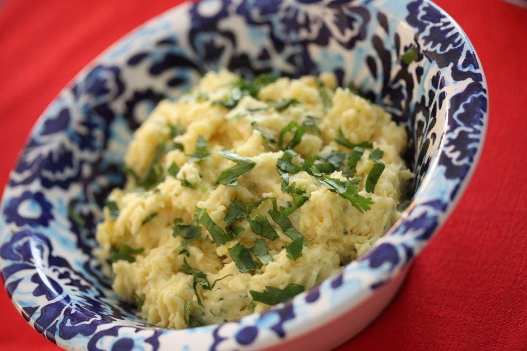 Batatas esmagadas com maionese e coentros