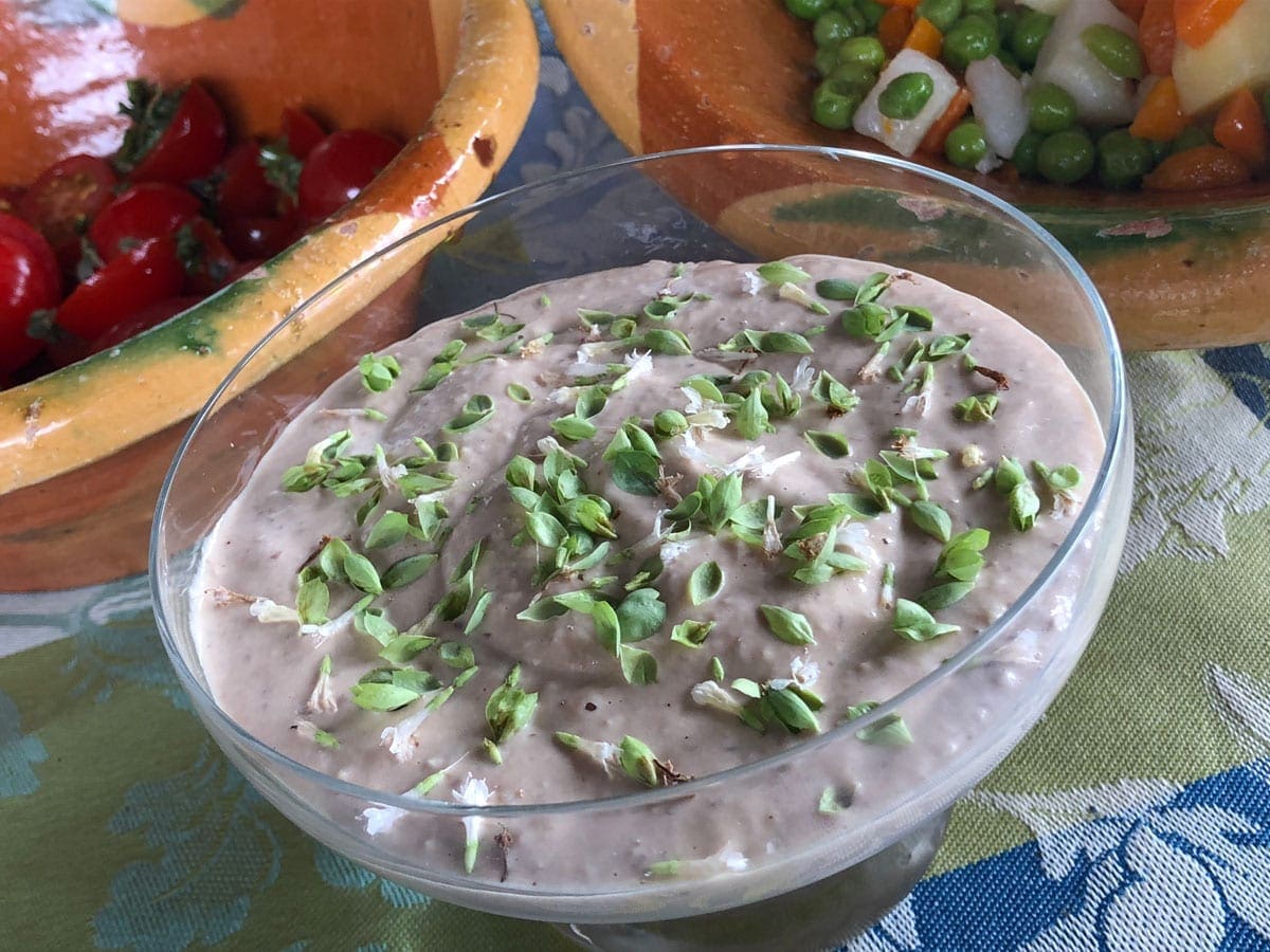 mousse-de-atum-com-oregaos-frescos-grafe-e-faca