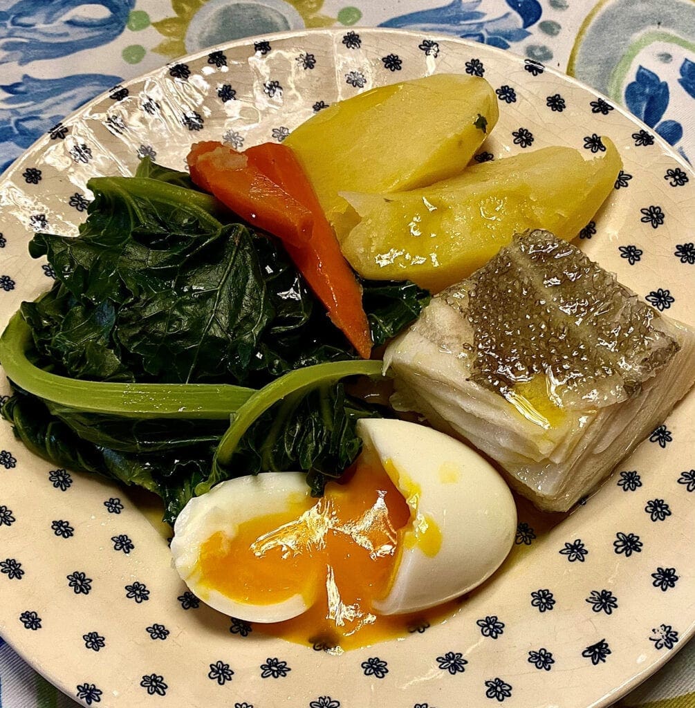 Como cozer bacalhau - Bacalhau com batata e ovo cozido