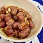 Salsichas frescas fritas com molho de mostarda