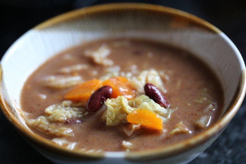 Sopa de feijão com lombarda, boa para o inverno