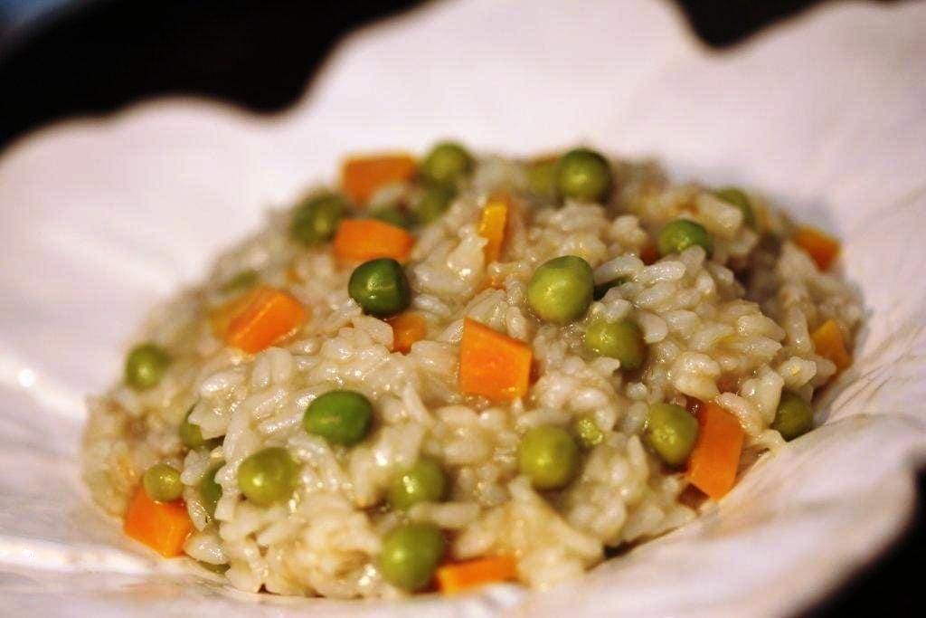Grafe e Faca Arroz de cenoura e ervilhas