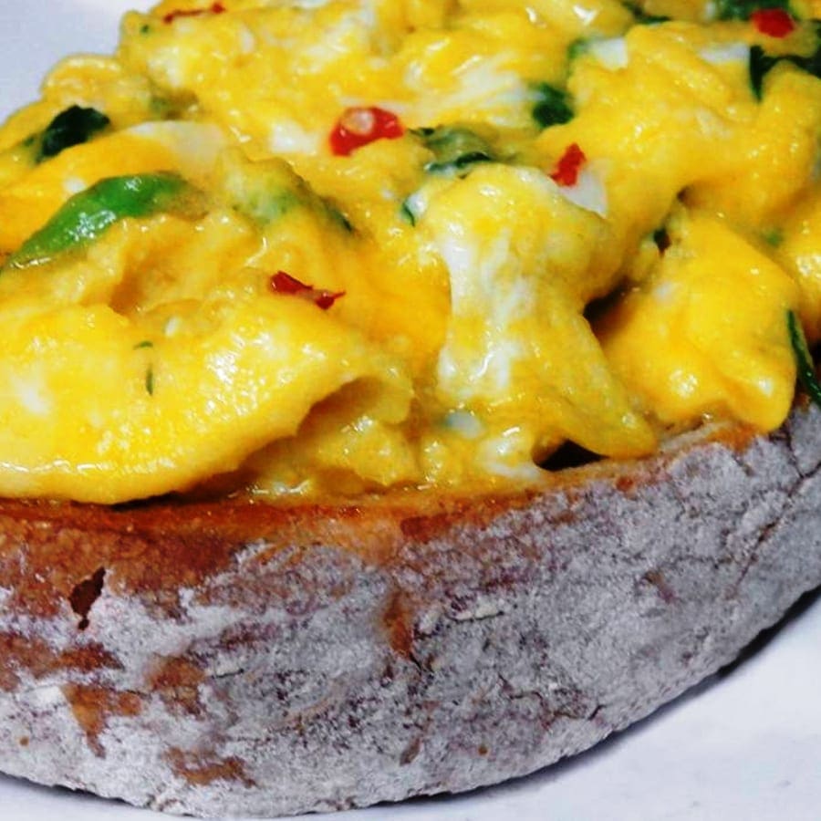 Grafe e Faca Tosta de ovos mexidos com coentros