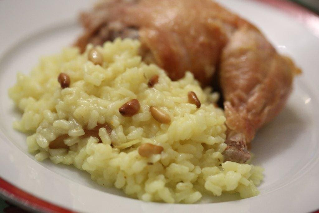 Arroz de manteiga com caril e pinhões