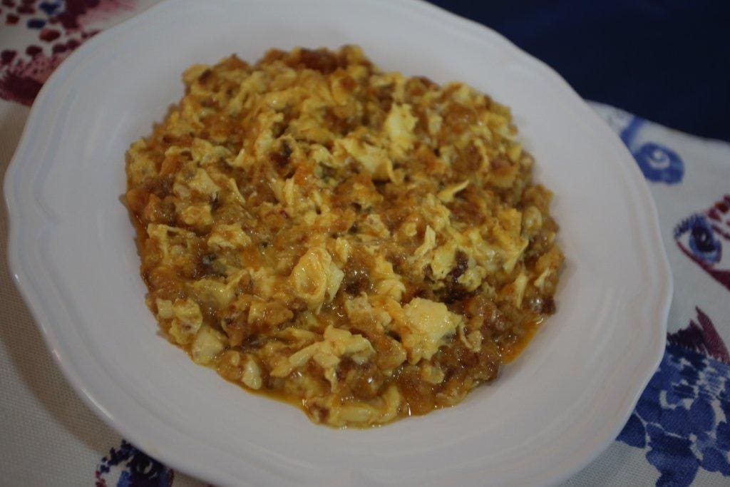 Ovos mexidos com farinheira e broa