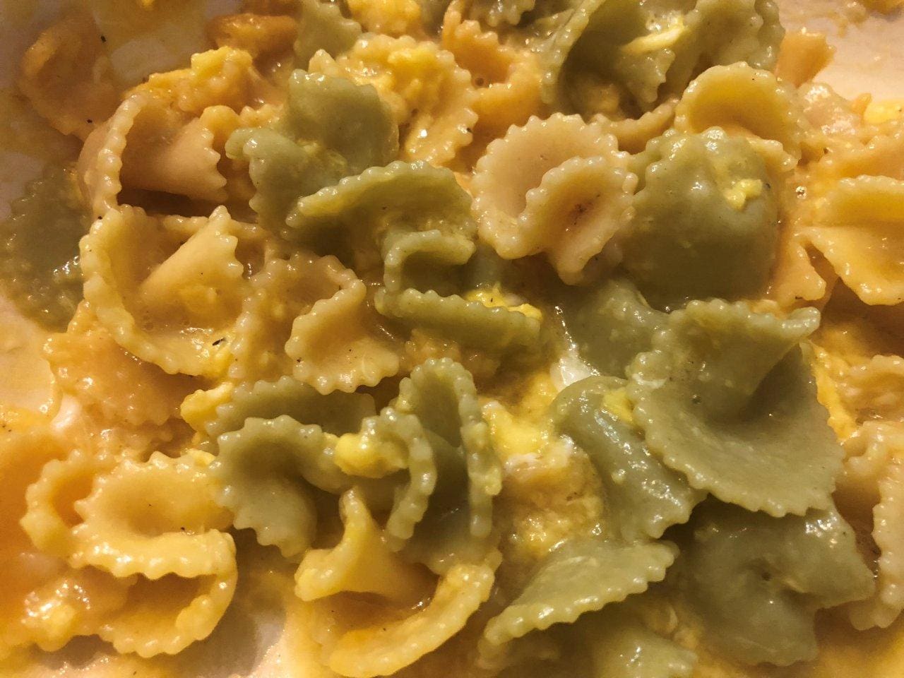 Massas fritas com ovos mexidos