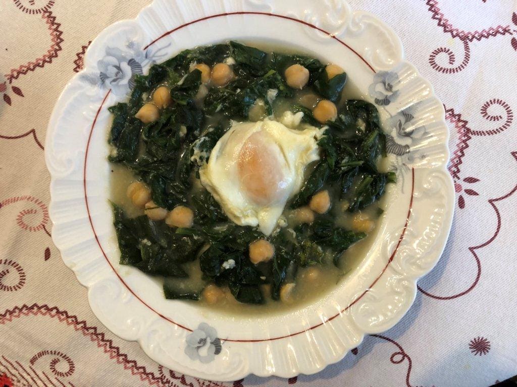 Espinafres com grão e ovos